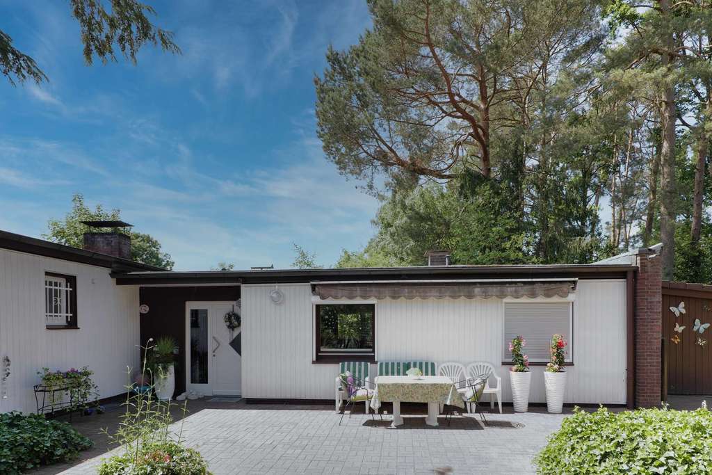 Immobilie in Hambühren - Zwei freistehende Bungalows auf großem Grundstück - Bild 1