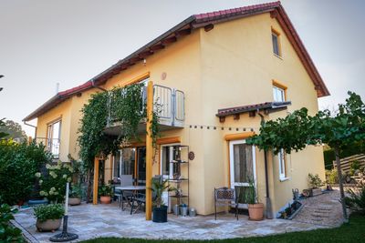 Hochwertig ausgestattetes Reiheneckhaus mit mediterranem Garten