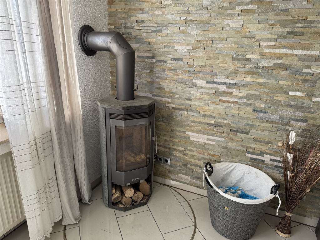 Immobilie in Waldbröl - Wohnung im obersten Geschoss  modernisiert, mit Balkon &amp; Kaminofen - Bild 1