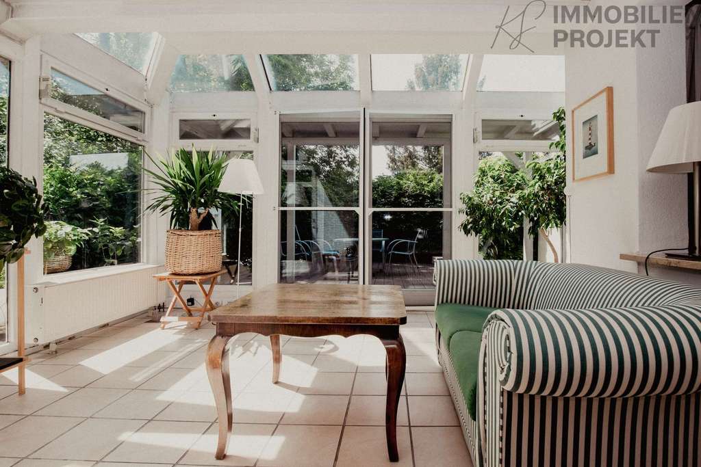 Immobilie in Ahorn - Beeindruckendes Walmdachhaus mit Blick ins Grüne und Tiefgarage - Bild 2