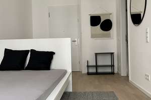 Möblierte Wohnung mit Balkon direkt an der East Side Gallery – ruhig zum Innenhof
