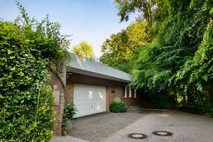 Architekten-Bungalow in Sackgassenendlage am Wald – Wohnen auf einer Ebene mit traumhaftem Garten