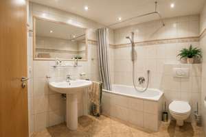 Bezugsfreie 3-Zimmer-Altbauwohnung in Hochparterre - direkt am Mauerpark - provisionsfreier Verkauf – Die vollständige Adresse der Immobilie erhältst du vom Anbieter., 10435 Prenzlauer Berg, Berlin – Vorschaubild 3