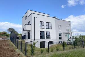 *PETS ALLOWED IN 2-STORY APPARTMENT* approx. 116 m², 3-room, 2-bed, 1.25-bath, garage, and garden