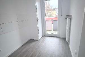 Nur Einzelperson! Kompl. renoviertes 1-Zi. App. im EG plus Küche, AK, DU-Bad und Balkon in DU-W´ort.