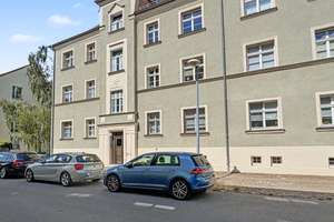 Leipzig-Engelsdorf | Stilvolle 3-Zimmer-Altbauwohnung mit Südbalkon in denkmalgeschütztem Altbau – Die vollständige Adresse der Immobilie erhältst du vom Anbieter., 4319 Engelsdorf, Leipzig – Vorschaubild 2