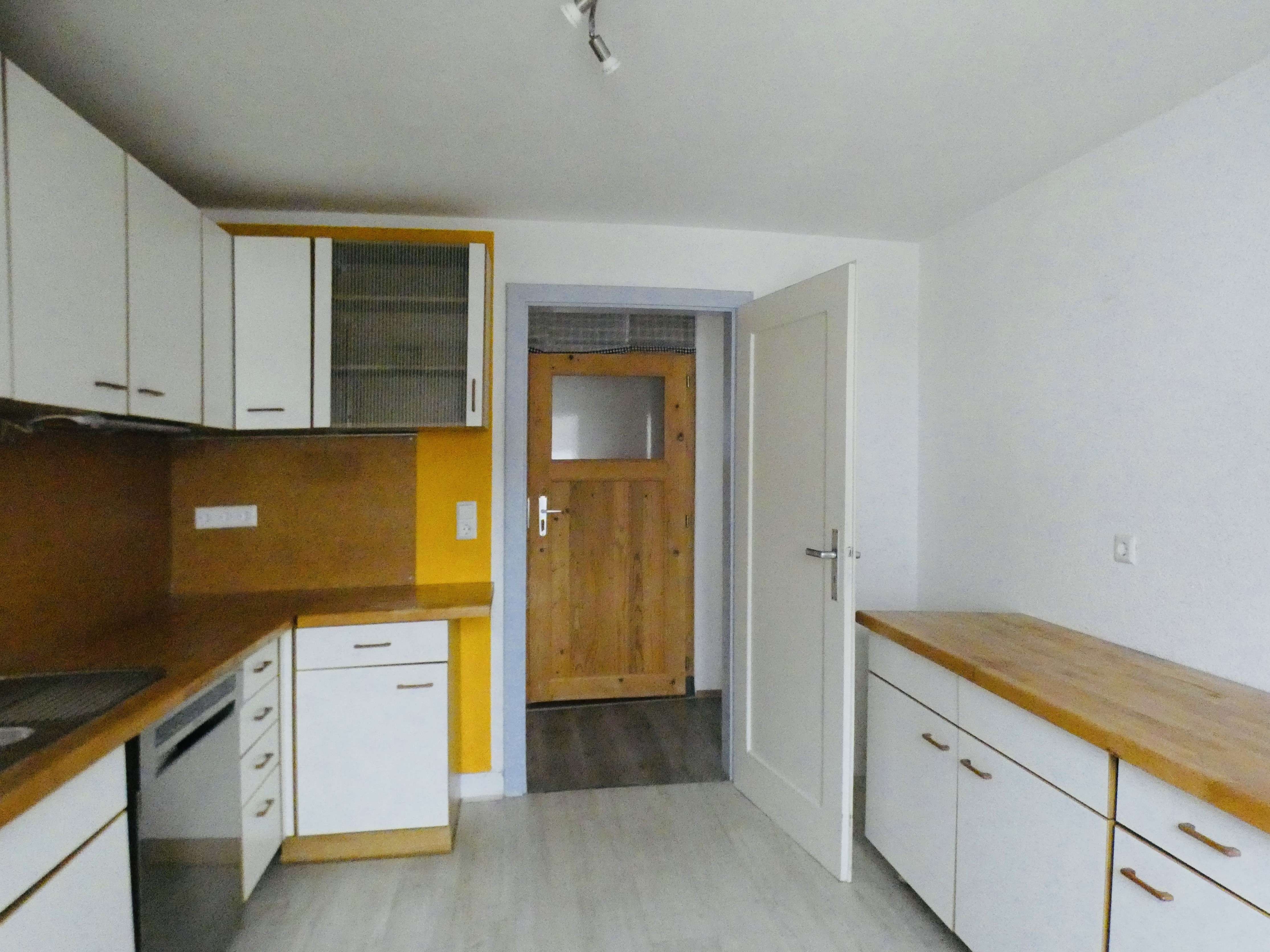 Immobilie in Asselfingen - BARRIEREFREIE 4-ZIMMER-WOHNUNG mit Balkon, Doppelgarage und Nebengebäude in Asselfingen zu verkaufen - Bild 2