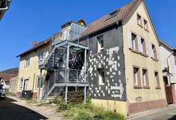 Hausansicht und Treppe