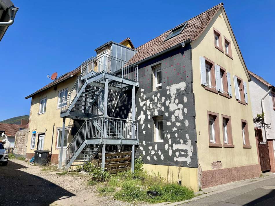 Hausansicht und Treppe