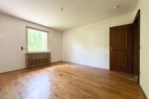 BUNGALOW MIT GROSSEM GARTEN UND GARAGE – RENOVIERUNGSBEDÜRFTIG MIT VIEL POTENZIAL – Die vollständige Adresse der Immobilie erhältst du vom Anbieter., 81827 Waldtrudering, München – Vorschaubild 8