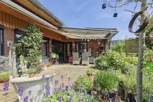 Großzügiges Einfamilienhaus mit Einliegerwohnung, PV-Anlage und Gartenidylle auf großzügigem 866 m²  – Steinburg (Kreis) – Vorschaubild 14