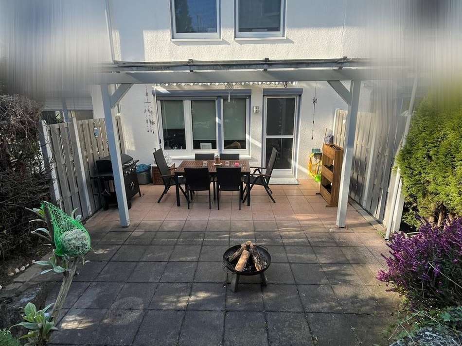Rückseite mit Terrasse