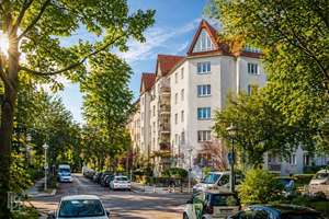 Sonniges Wohnglück in Steglitz: 2 Zimmer, Balkon & bequemer Aufzug – Die vollständige Adresse der Immobilie erhältst du vom Anbieter., 12167 Steglitz, Berlin – Vorschaubild 2
