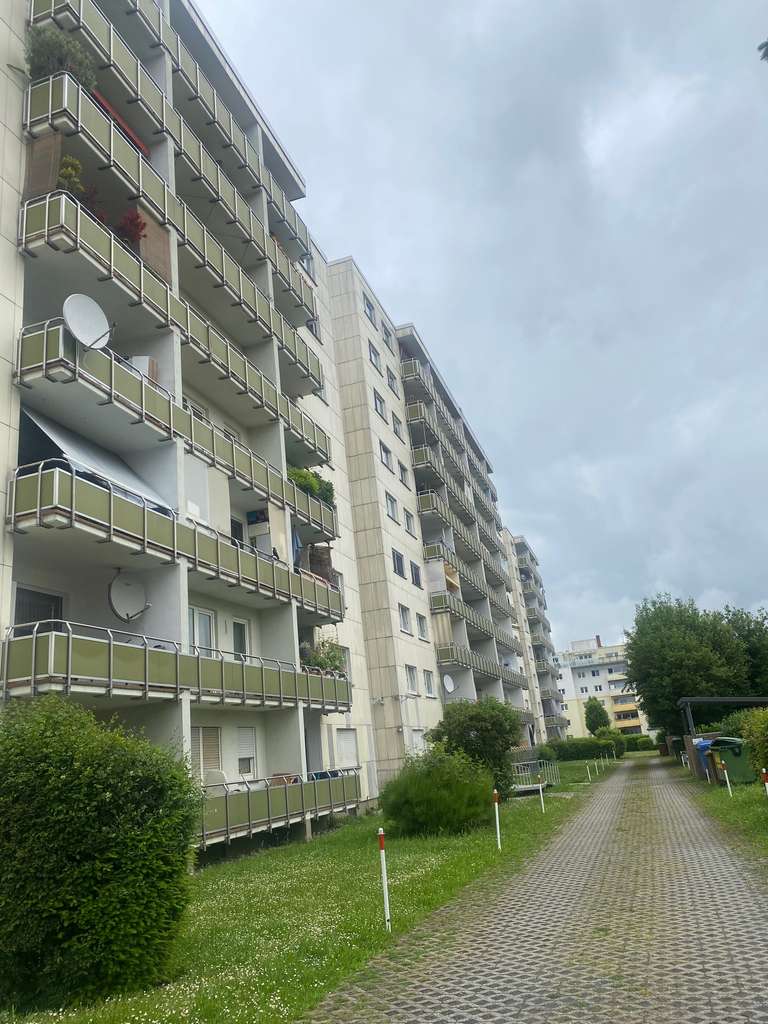 Immobilie in Hattersheim - Schöne 2 ZKB Wohnung mit Blick ins Grüne, Wofl 56qm plus Terrasse, Keller und Stellplatz - Bild 1