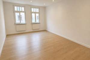 Erstbezug nach Sanierung: helle 3-Zimmer-Altbauwohnung mit Balkon, Einbauküche und separatem WC