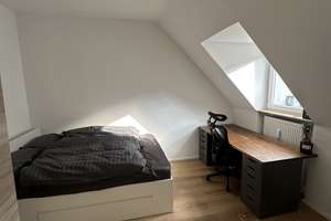 Wohnen mit Charakter: 2-Zimmer-Dachgeschosswohnung in Flingern-Nord