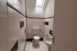 Dachetage in Stilaltbauvilla am Kurpark! 4 ZKB - 117 m² mit Dielen + EBK  € 1.600,- + NK – Die vollständige Adresse der Immobilie erhältst du vom Anbieter., 65193 Nordost, Wiesbaden – Vorschaubild 9