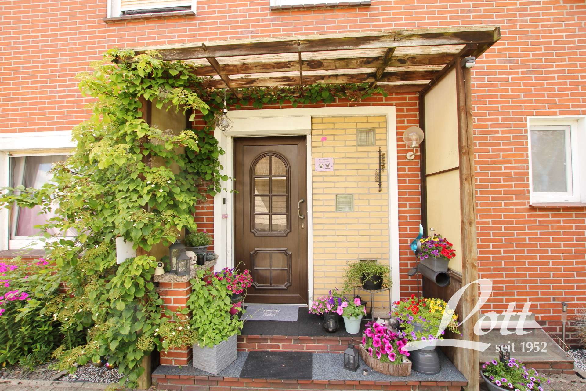 Immobilie in Apen - +++ Teilmodernisierte Doppelhaushälfte - gut vermietet - im Ortskern von Augustfehn! +++ - Bild 2