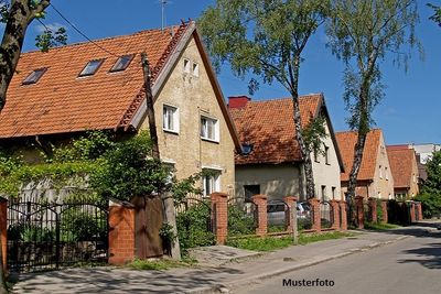 Villa mit 3 Wohnungen und Garage