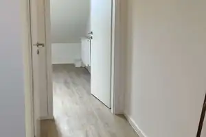 Komplett sanierte 2-Zi-Dachgeschosswohnung mit Balkon in ruhiger Lage zu vermieten – Tribünenweg 23, 22111 Hamburg – Vorschaubild 4