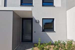 Erstbezug – Modernes 4-Zimmer-Reihenhaus mit Garten, 2 Bädern, Einbauküche & 2 Carports