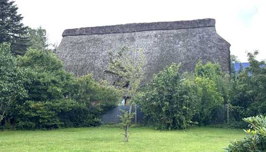 Bild von Historisches Wohnhaus unter Reet: Ein Zuhause mit Geschichte inmitten malerischer Natur
