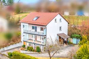 Fernsicht geboten! Gepflegtes Dreifam.-Haus mit zwei Garagen und Carport – Die vollständige Adresse der Immobilie erhältst du vom Anbieter., 92690 Pressath – Vorschaubild 1