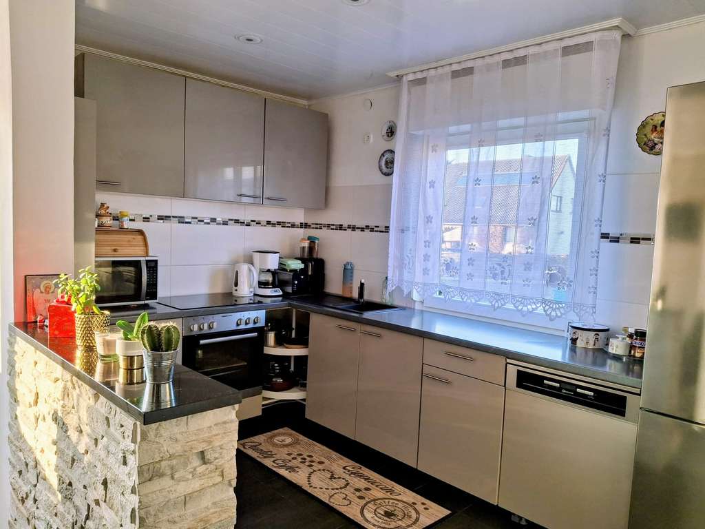 Immobilie in Ehra-Lessien - Familienfreundliches Haus in ruhiger Wohnlage.
Knisternder Kamin im Winter und sonnenverwöhnte Terr - Bild 4