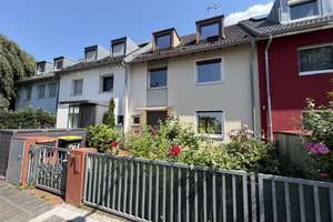 Renovierungsbedürftiges Reihenmittelhaus in sehr guter Wohnlage, 1 Garage, 90491 Nürnberg