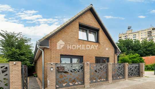 Bild von Einfamilienhaus mit zwei Wohneinheiten und großem Grundstück mit Baulandreserve