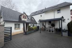Charmant kernsaniertes Einfamilienhaus mit Nebenhaus und hochwertiger Ausstattung.