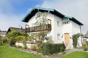 Zentrales Zweifamilienhaus mit großem Garten und drei Garagen in Nähe des Chiemsees – Die vollständige Adresse der Immobilie erhältst du vom Anbieter., 83209 Prien am Chiemsee – Vorschaubild 1
