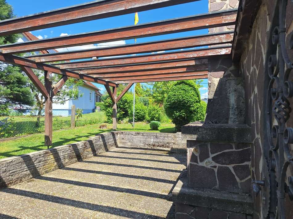 Sonnige Terrasse mit Pergola