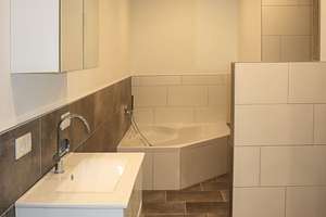 ++ MODERNES DESIGN MIT ZEITLOSER ELEGANZ ++ URBANES WOHNERLEBNIS MIT WELLNESS ++ ERSTBEZUG NACH KERN – Die vollständige Adresse der Immobilie erhältst du vom Anbieter., 94513 Schönberg – Vorschaubild 7