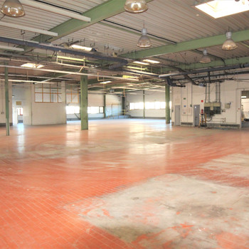 Lagerhalle mit Verkaufsfläche in verkehrsgünstiger Lage