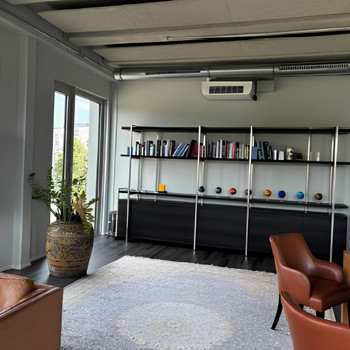 STOCK -ruhiger Innenhof | Foyer | moderne Flächen