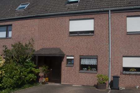 *** schönes Einfamilienhaus mit Einbauküche, Kamin und Stellplatz ***
