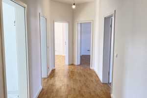 Willkommen zu Hause: bezugsfreie 3 Zimmer-Wohnung mit Balkon und Aufzug! Zentrumsnahe Lage! – Rosa-Luxemburg-Straße 48, 4315 Leipzig – Vorschaubild 3