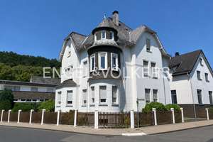Stilvolles Dreifamilienhaus in zentraler Lage