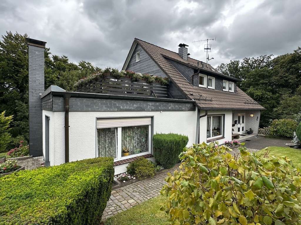 Immobilie in Wermelskirchen - Gemütliches Zuhause mit Kamin, Pool und großem Garten in Wermelskirchen - Bild 1