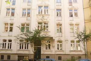 DEM HIMMEL SO NAH / Schöne Dachgeschosswohnung mit Einbauküche in Jugendstil-Stadtvilla