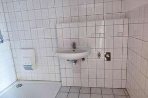 Im Erdgeschoss gelegene 2-Raum-Wohnung mit Balkon – Regensburger Str. 51, 9130 Sonnenberg, Chemnitz – Vorschaubild 1