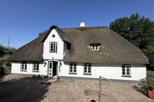 Ein Haus, das Wärme bewahrt – Reetdachanwesen in der nordfriesischen Grenzlandschaft – Die vollständige Adresse der Immobilie erhältst du vom Anbieter., 25926 Ladelund – Vorschaubild 2