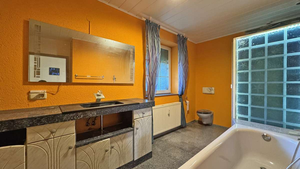 Immobilie in Bückeburg - Komfortabel wohnen mit Zukunftsoption – großzügiges Zweifamilienhaus - Bild 1