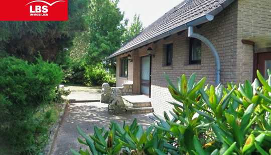 Bild von Einfamilienhaus mit unverbautem Blick und großzügiger Gartenvielfalt