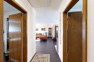 Gepflegte Zwei- bis Drei-Zimmer-Dachgeschosswohnung mit Dachloggia – 60528 Niederrad, Frankfurt am Main – Vorschaubild 2