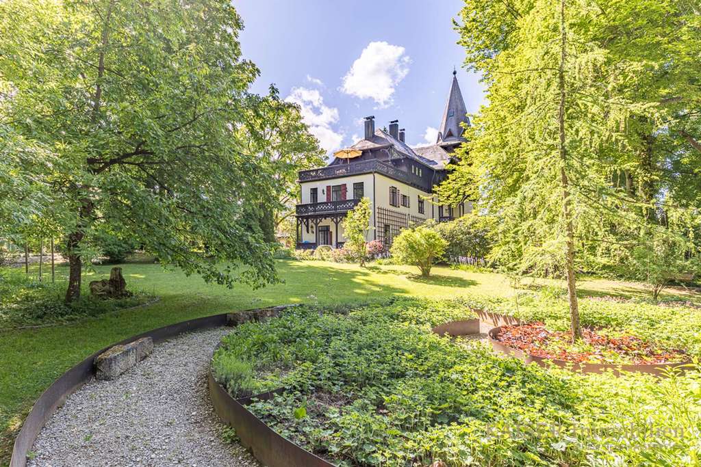 OSTUFER STARNBERGER SEE Restaurierte historische Villa mit Baurecht auf weitläufigem Parkgrundstück