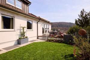 Großzügiges Zweifamilienhaus mit Einliegerwohnung & traumhaftem Fernblick