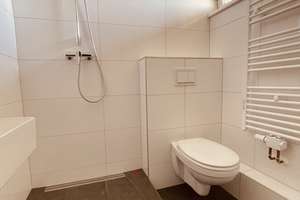 Bezugsfrei & saniert: Helle 1 Zimmer-Wohnung, großem West-Balkon, Am Gemeindepark – Am Gemeindepark 42, 12249 Lankwitz, Berlin – Vorschaubild 2