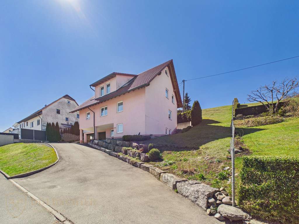 Immobilie in Sonnenbühl - Solides und großzügiges Zweifamilienhaus mit Aufzug, 
2 integrierten PKW Garagen und barrierearmer  - Bild 2